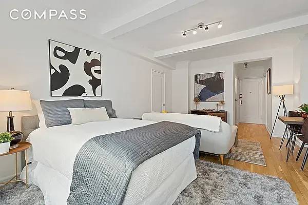 Dogs are not allowed. Perfectly located on a high floor in coveted London Terrace Towers, this bright pre war studio offers everything you need in the heart of Chelsea.