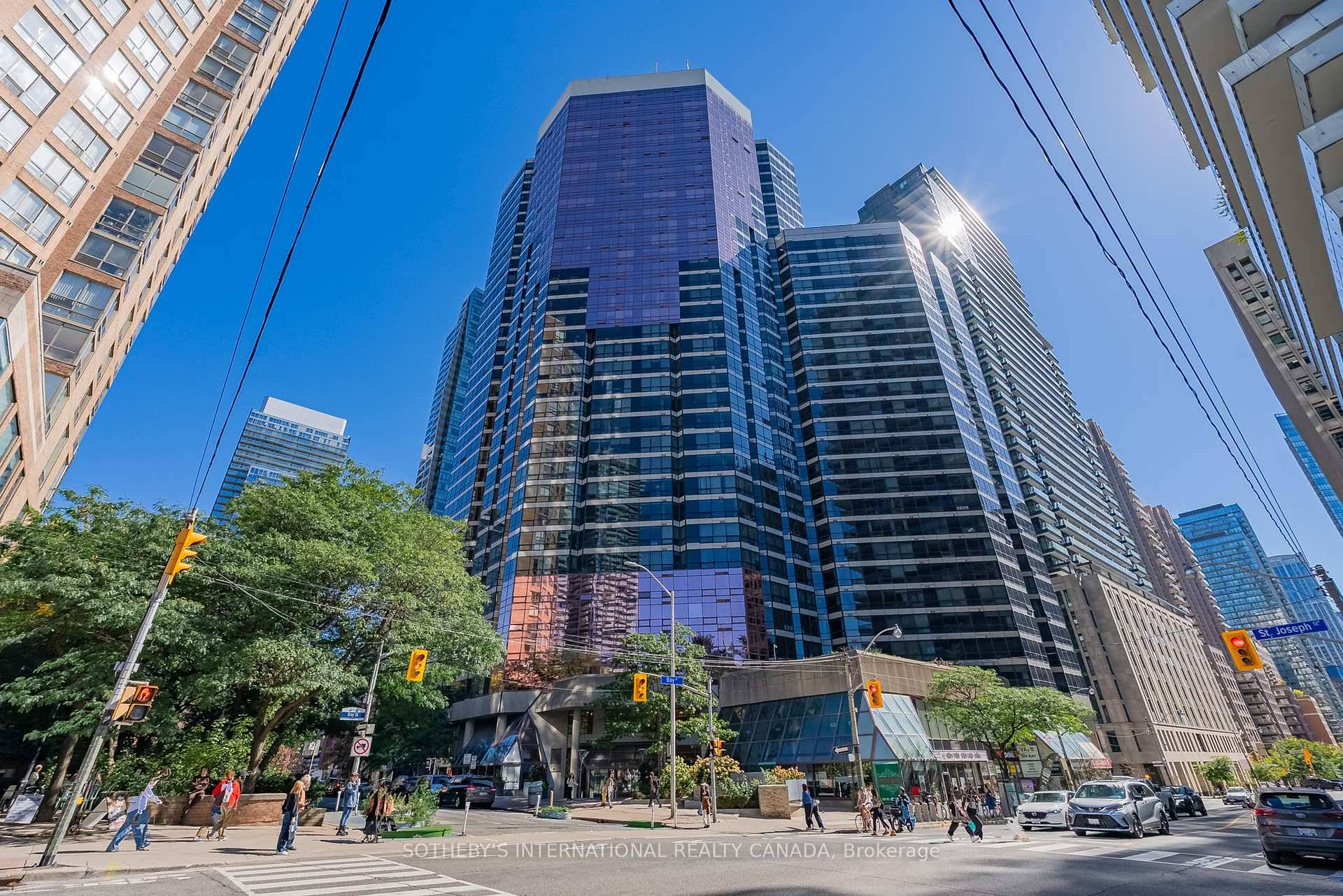 Your Little Slice of Paradise in the Sky awaits at Penthouse 7, an exceptional two level residence offering an unparalleled downtown Toronto living experience.