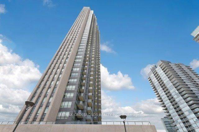 Spacious 2 Bedroom, Split Bedroom Plan, Almost 1000 Sqf, Beautiful South East Views Of The Lake, Wood Floors Through Out, Close Proximity To The Beach, Highways And Downtown Toronto, State ...