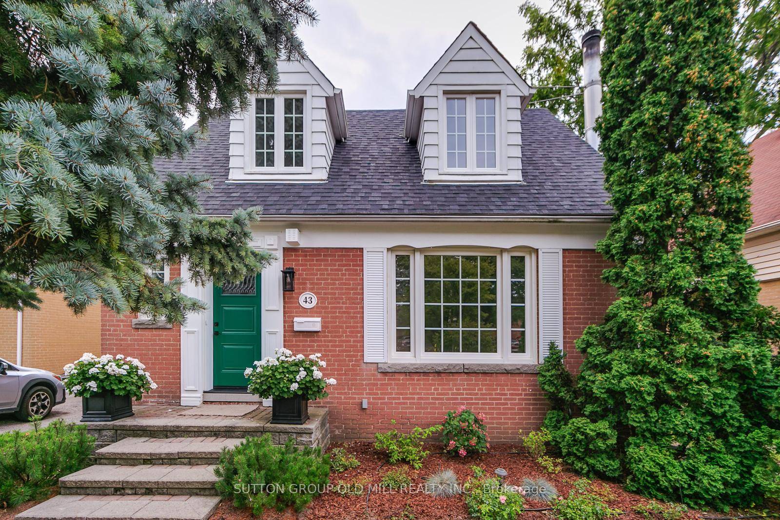 Tucked away on a quiet cul de sac, in the heart of sought after Sunnylea, this bright and light filled home is ready for you and yours !