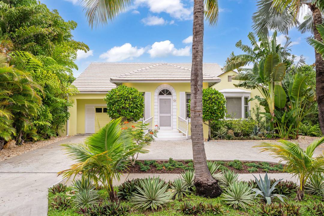 Lovey One story Bermuda, Palm Beach Island house with high ceilings, Terrazzo and Hardwoodfloors and lots of charm.