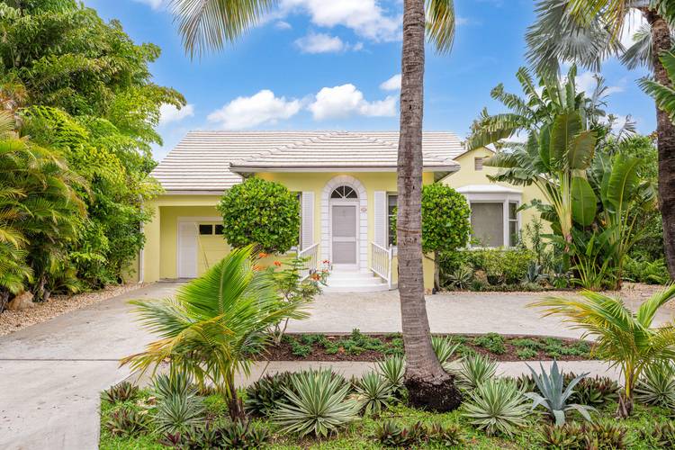 Lovey One story Bermuda, Palm Beach Island house with high ceilings, Terrazzo and Hardwoodfloors and lots of charm.