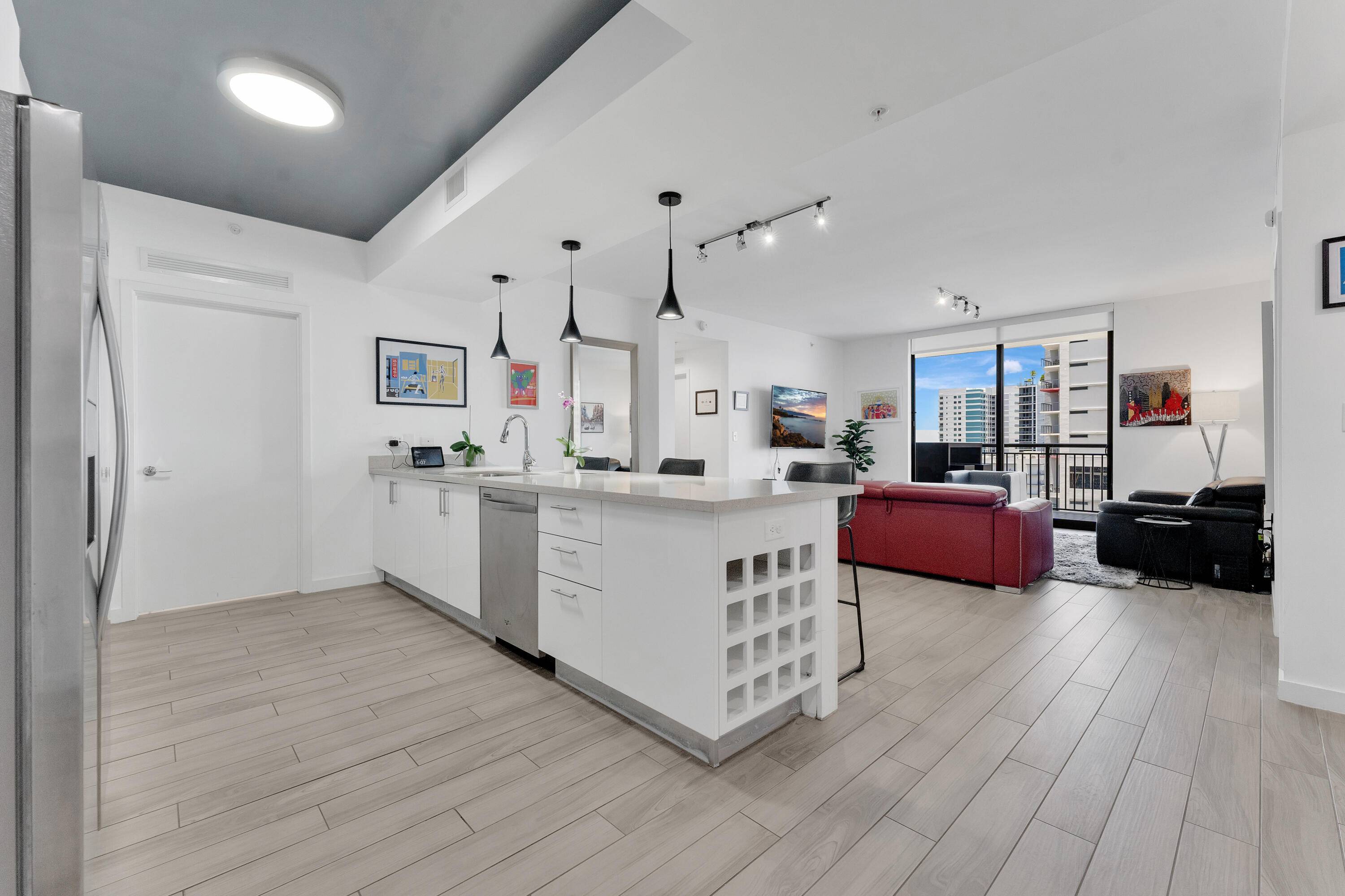 Spacious and well maintained 2 bedroom unit in the heart of Brickell, located at Mary Brickell Village just steps from Brickell City Centre, Publix, Metro Rail, LA Fitness, top restaurants, ...