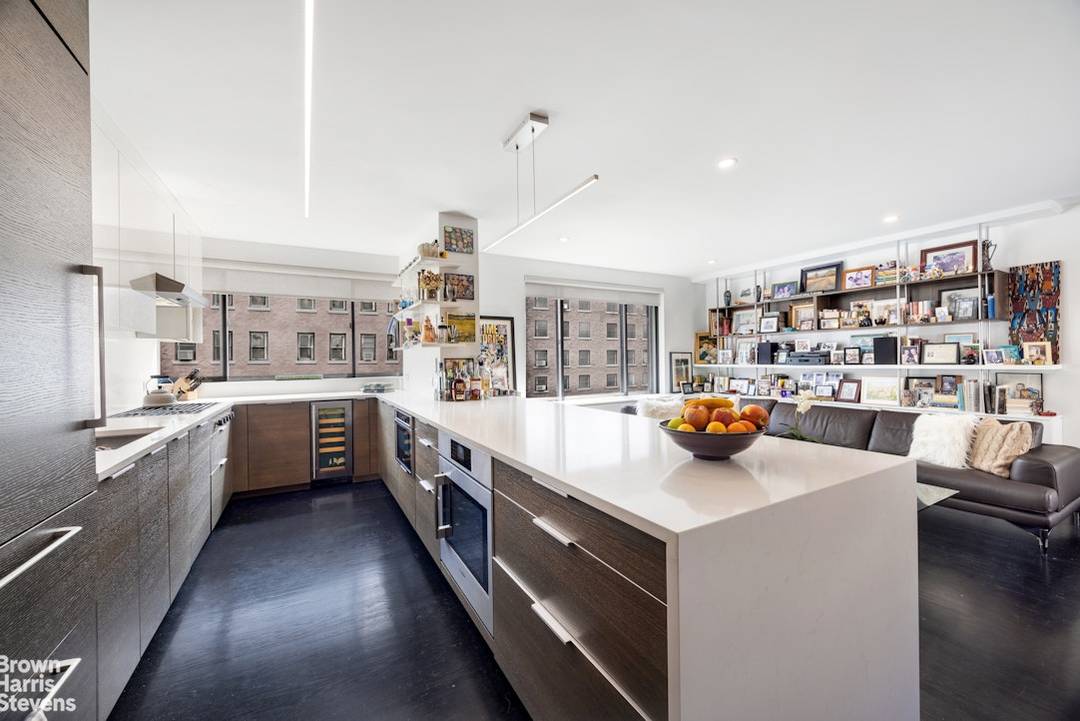 MOVE IN READY CARNEGIE HILL CONDO JUST LISTED !