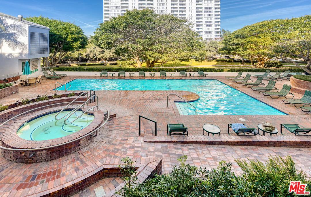 2910 Neilson Way 2BR Santa Monica La