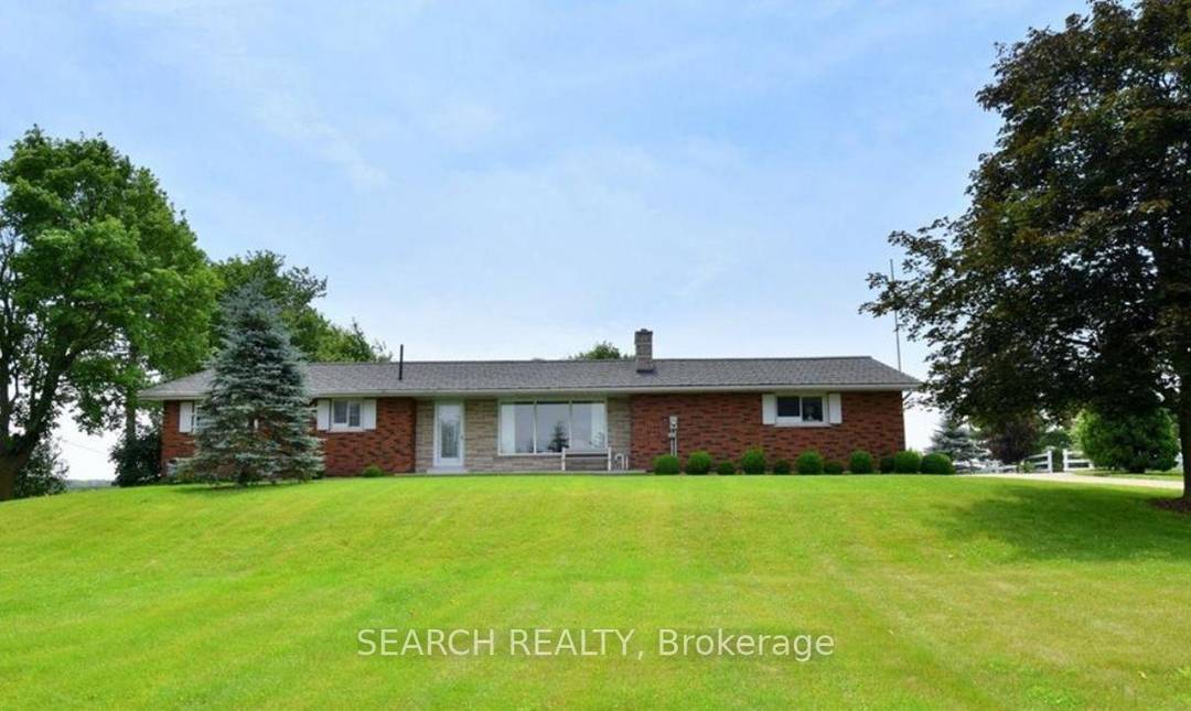Welcome to this charming 2 1 bedroom bungalow in desirable Cayuga Haldimand, set on an impressive 150 x 250 ft lot offering ample space and versatility.