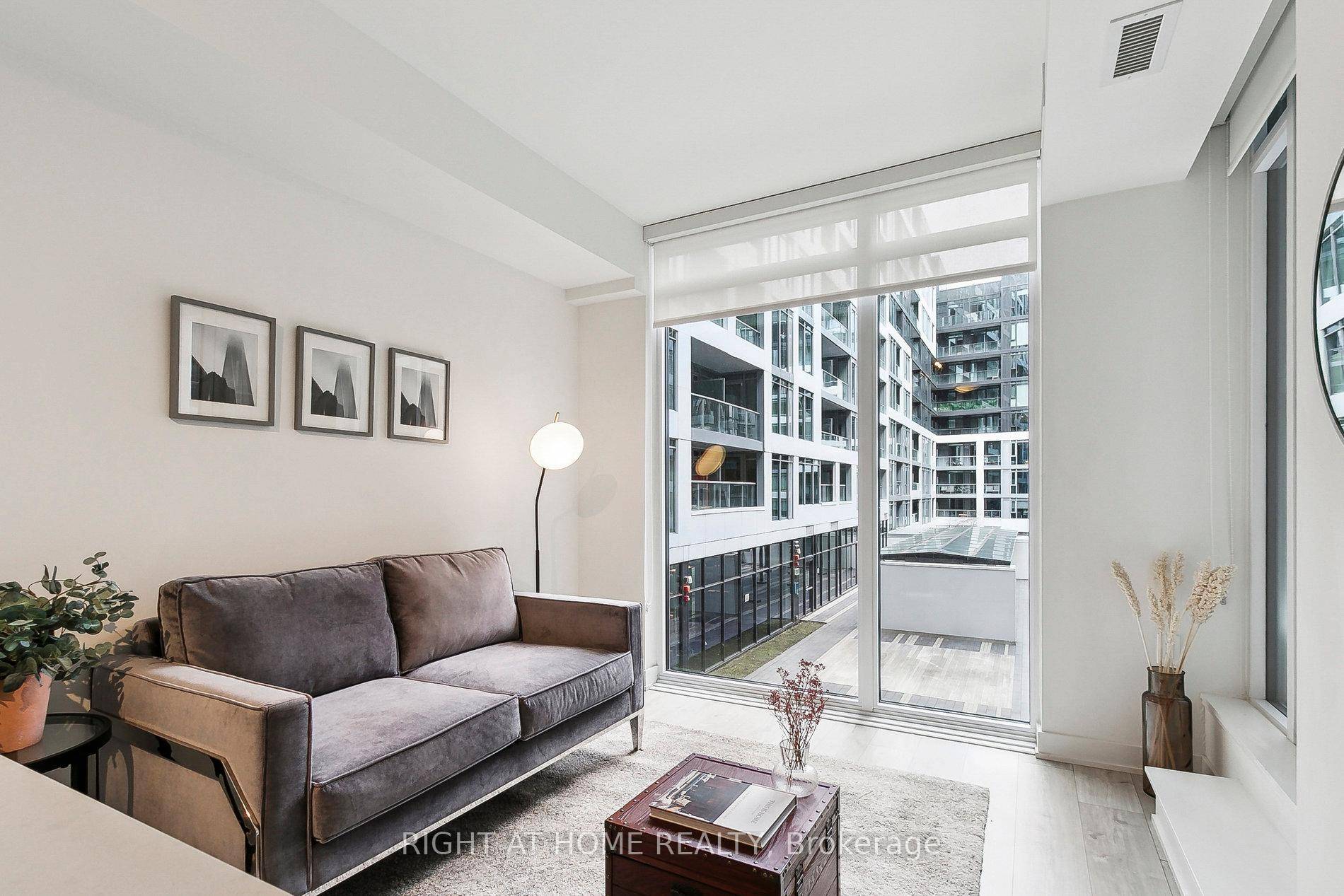 Discover the perfect blend of style, comfort, and eco conscious living in one of downtown Toronto's most sought after buildings the upscale Minto Westside Residences, nestled in the heart of ...