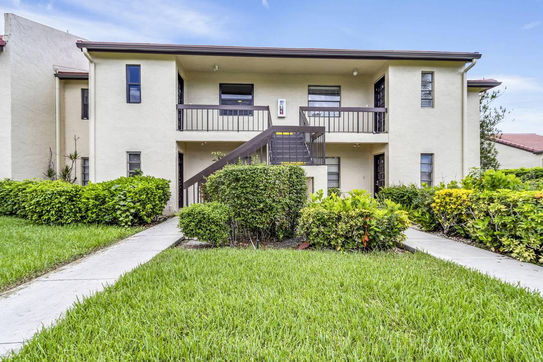 Be the 1st to live in this Beautifully renovated 2 bedroom 2 bath condo with open floor plan, very light bright and spacious neutral colors thru out Kitchen featuring 42'' ...