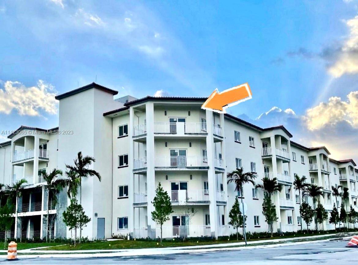 Beautiful construction from 2021, excepcional relaxed lifestyle with a unique blend of generously proportioned interiors and the enjoyment of Doral.