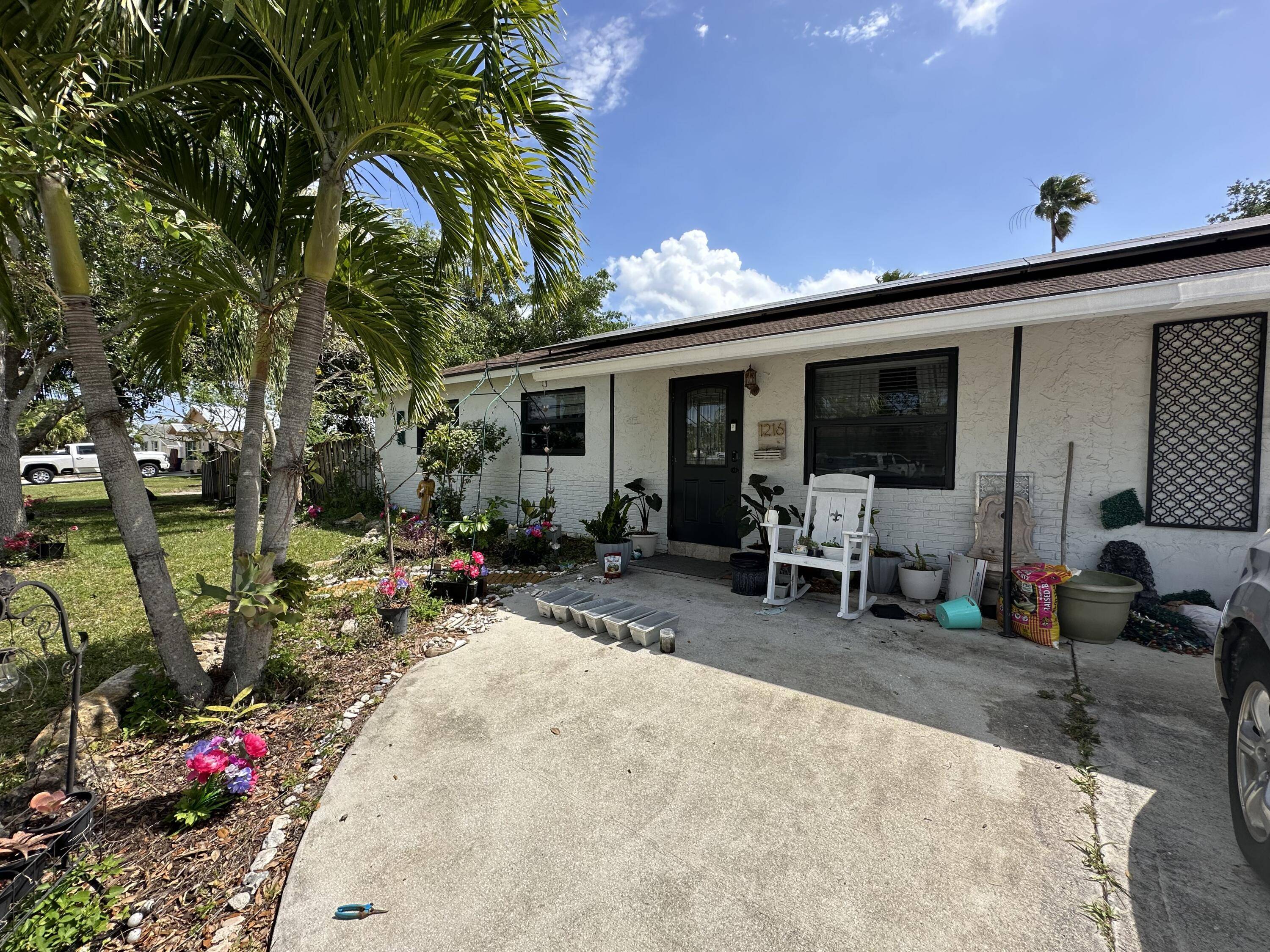 Welcome to this charming 3 bedroom, 1 bath single family home in the heart of Jupiter.