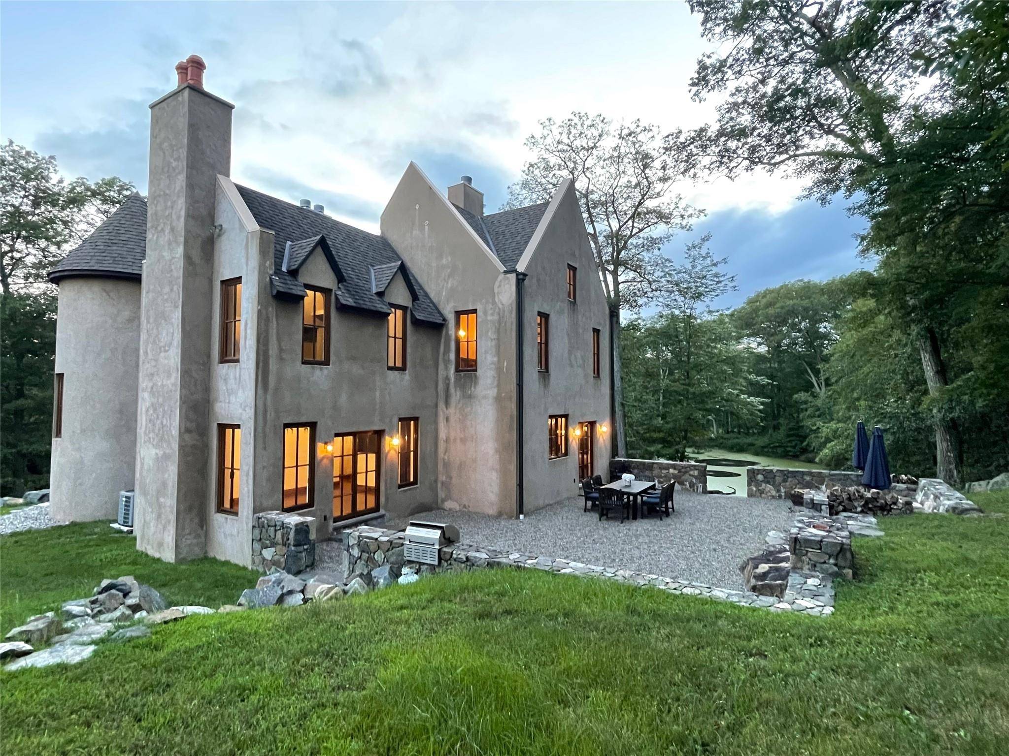Highlands House is an extraordinary Hudson Valley statement home envisioned by the architect, Warren Temple Smith.