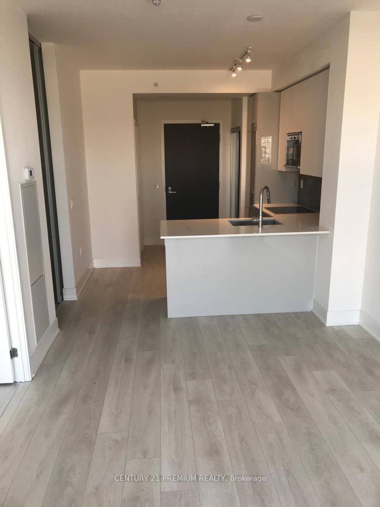 Beautiful Open Concept 1Bed 1Den amp ; 1 Full Bath Condo In Heart Of Downtown, Unbeatable Location in Vaughan with Easy access to Viva Transit, Subway and to Major Highways ...