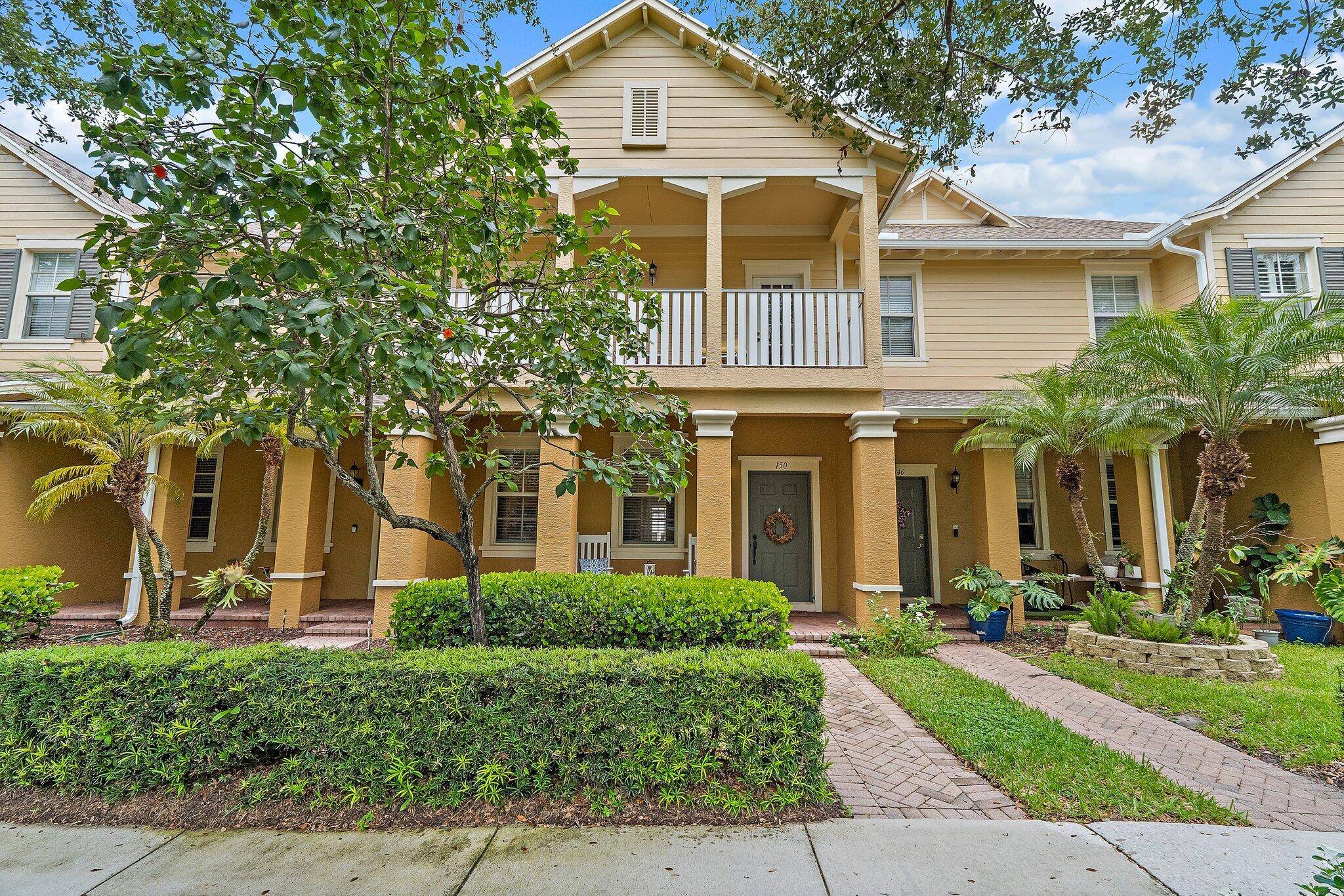 A location ! Live in the heart of Jupiter with this 3 bedroom, 2.