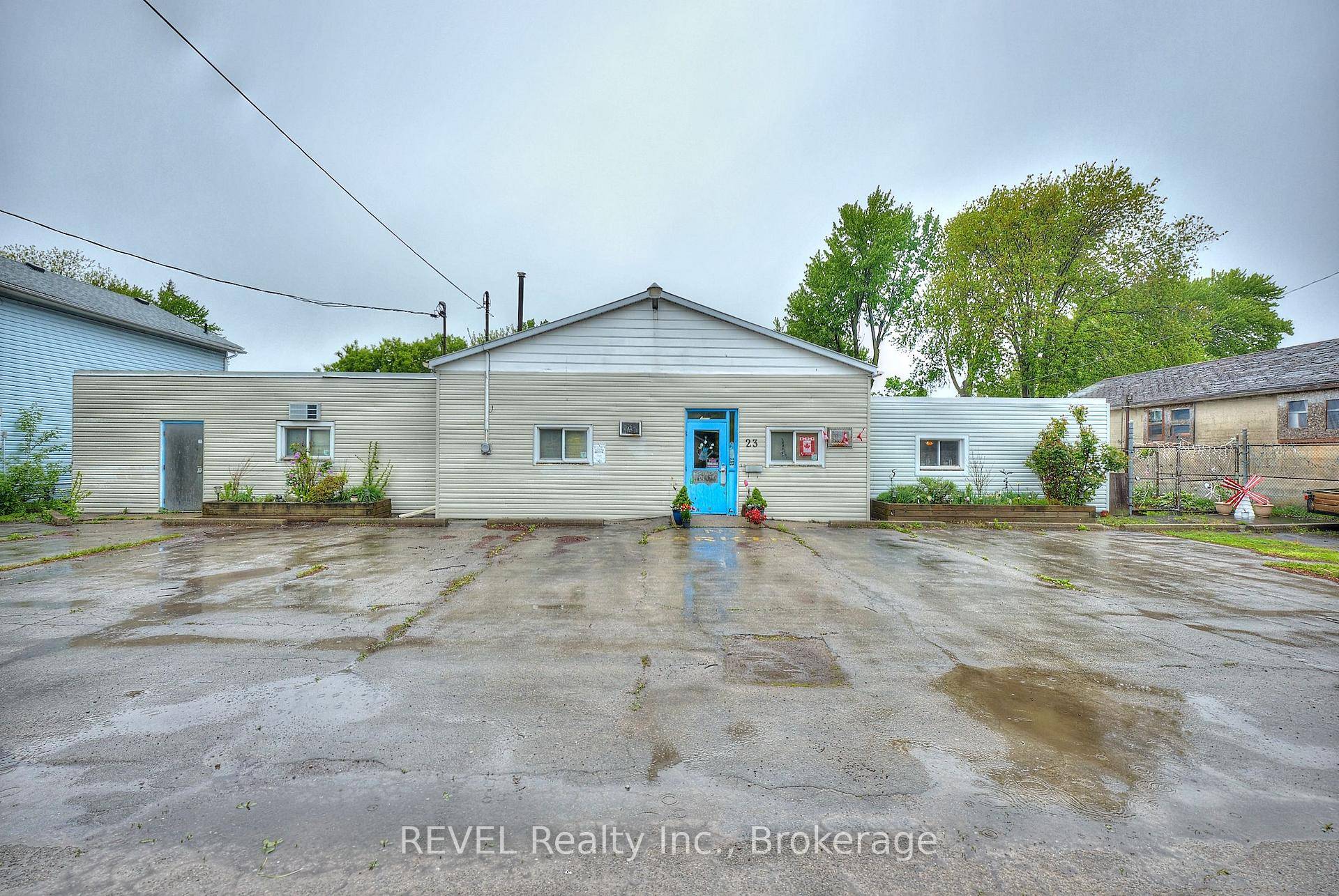 Welcome to 23 Amelia St just off of the Welland Canal and down from Lock 8 !