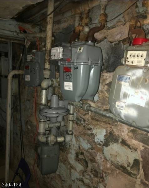 Discover a prime investment opportunity in the heart of Union City !