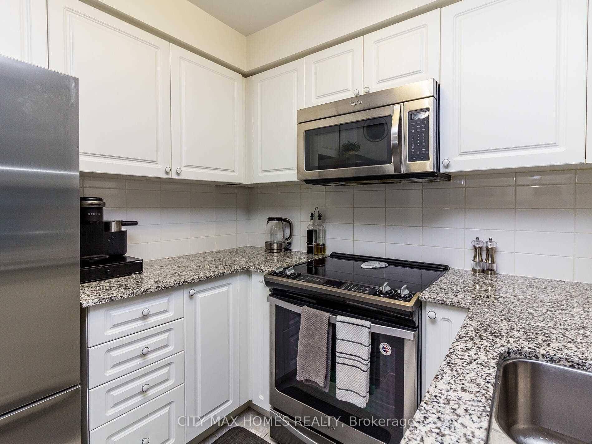 Stay in resort style living 1 Bdrm, low rise condo is only 3 story building.