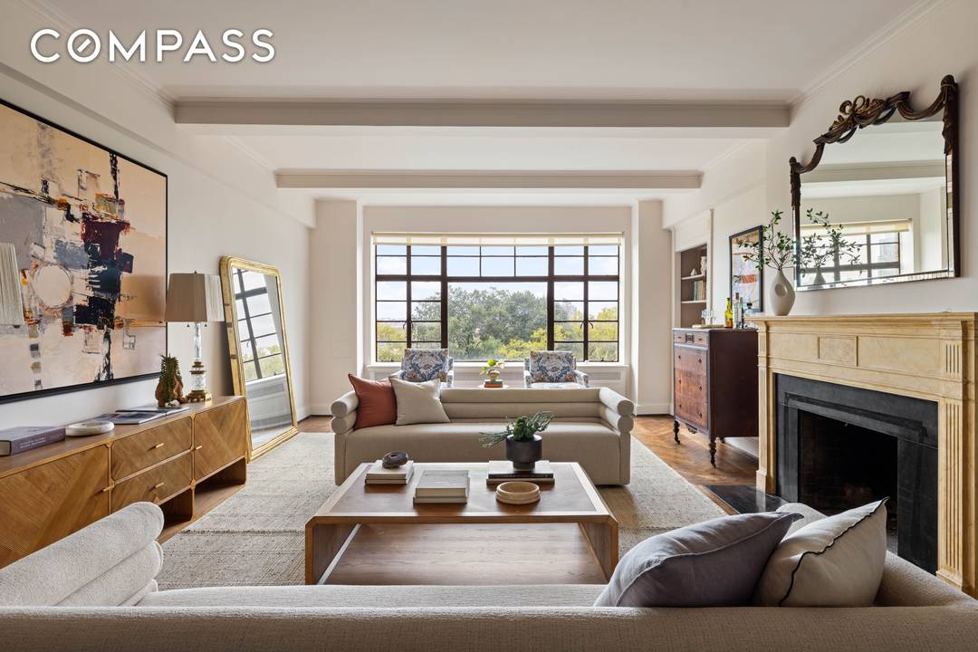 With sweeping views over Carl Schurz Park and the East River, this rarely available ten room residence at 130 East End Avenue epitomizes the artistry of Emery Roth.