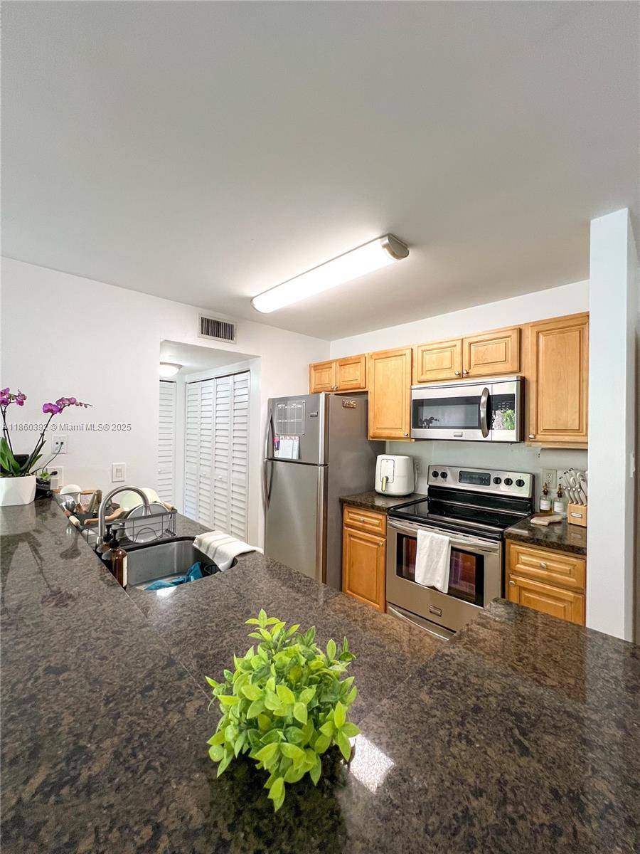 This well maintained amp ; renovated condo features a split floor plan with two master suites one with his amp ; her closets and the other with a walk in ...