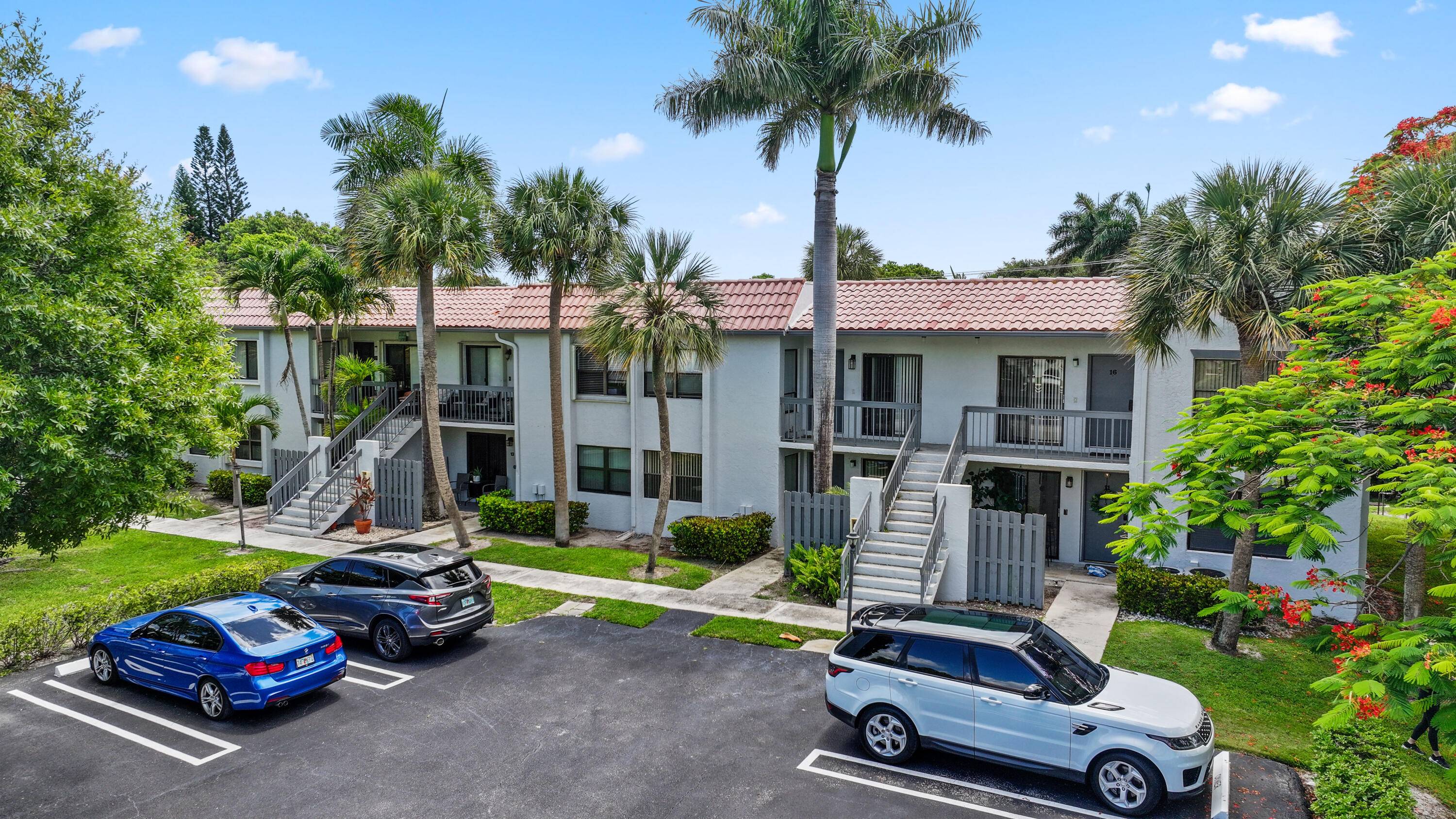 ZONED FOR BOCA MIDDLE AND BOCA HIGH SCHOOL Charming 2 Bed 2 Bath Condo in East Delray's bustling location Bike to the Beach !