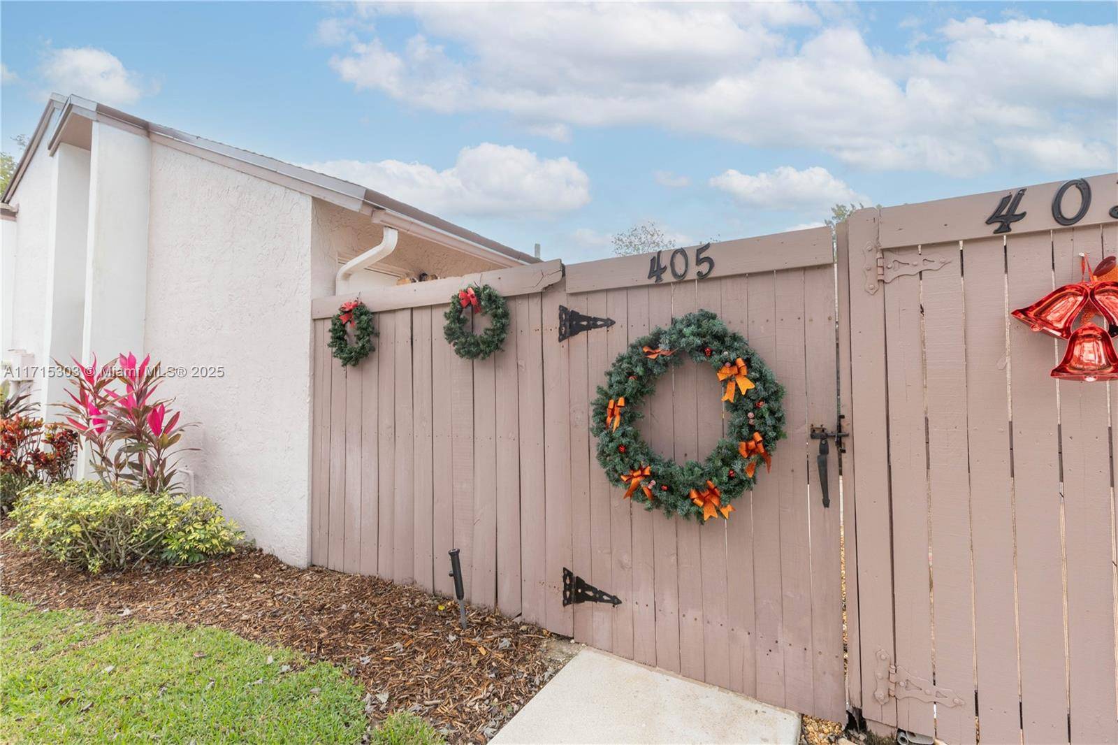 Beautiful upgraded villa, 2 bedroom, 2 bathroom, nestled in the exclusive Courtyard of Plantation Acres, open floor plan with natural lights and vaulted celling, gourmet upgraded kitchen with wood cabinets, ...