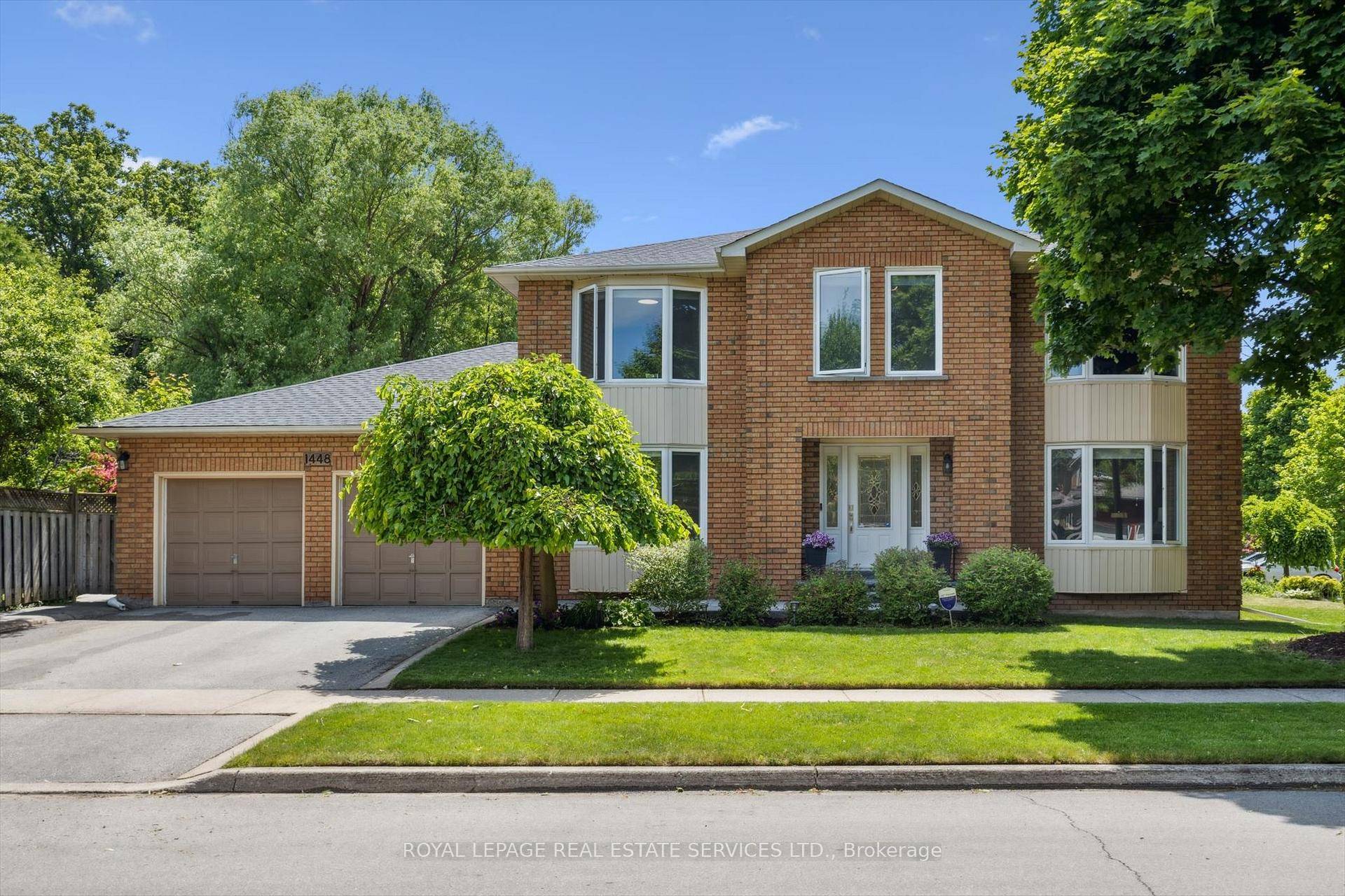 PRESTIGIOUS GLEN ABBEY ONE OF OAKVILLE'S MOST DESIRABLE COMMUNITIES !
