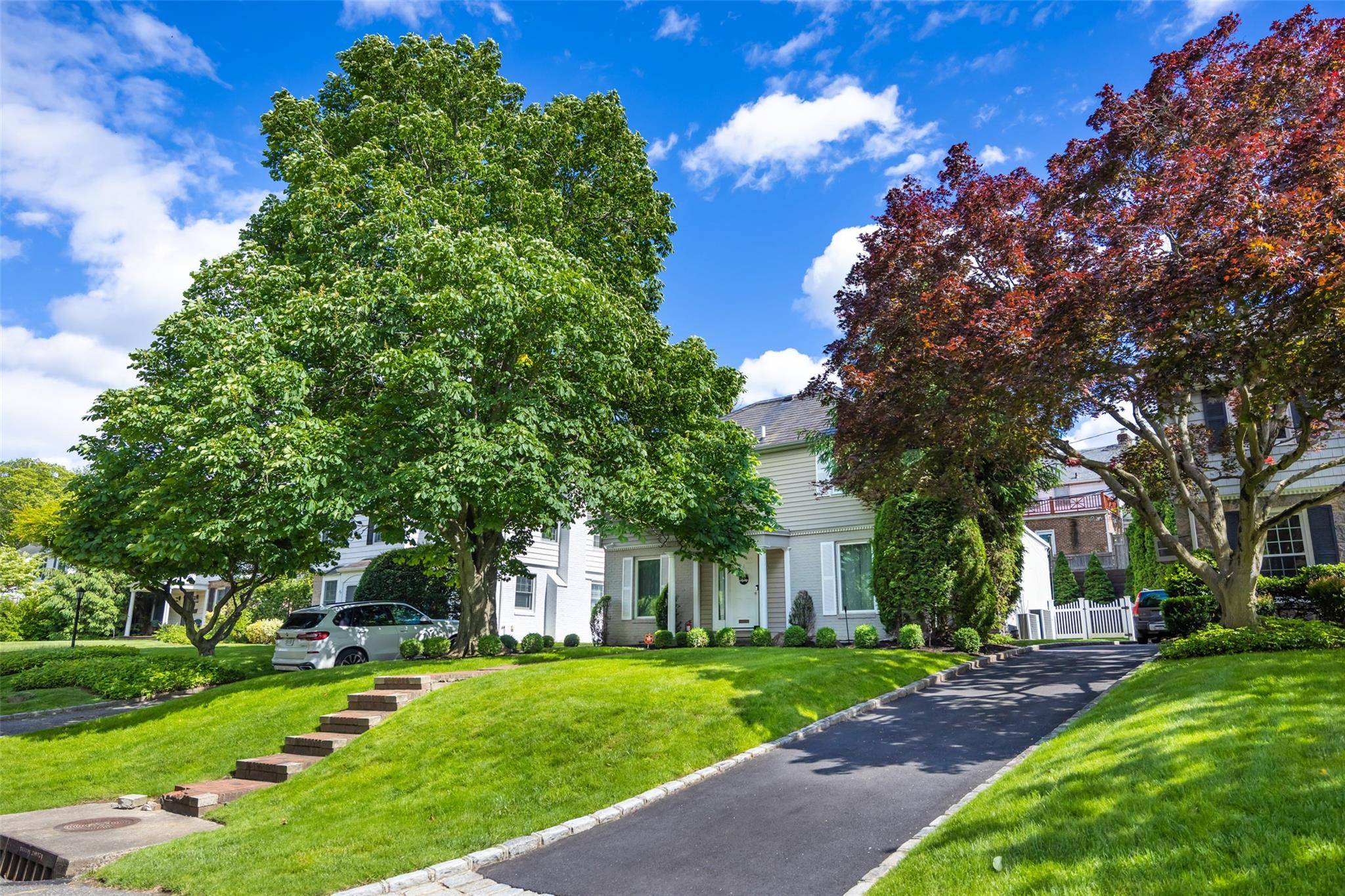 Beautifully Renovated Central Colonial Great Neck House !