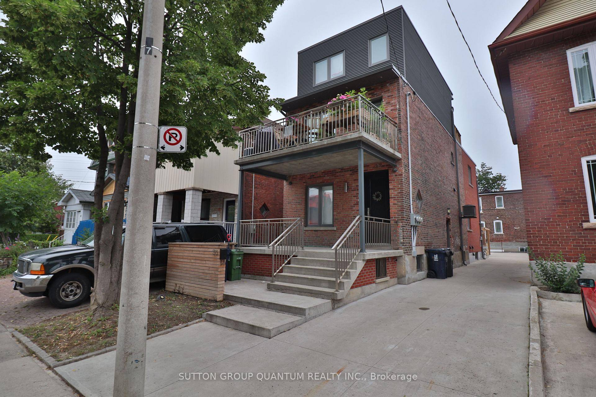 Two story unit with 2 bedrooms, 2 bathrooms features a terrace on the 2nd floor and a private rooftop terrace.