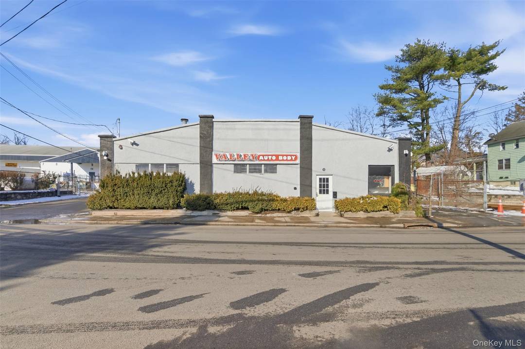 TURNKEY AUTO REPAIR FACILITY Prime Commercial Opportunity Awaits Seize this exceptional opportunity to lease a fully equipped, NYS registered auto repair business centrally located in Spring Valley.