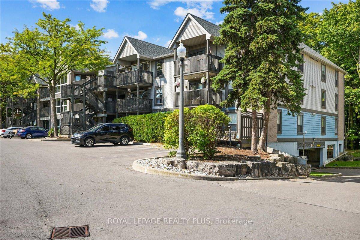 Beautiful amp ; well maintained 995 sqft condo located in the desirable Headon Forest community !
