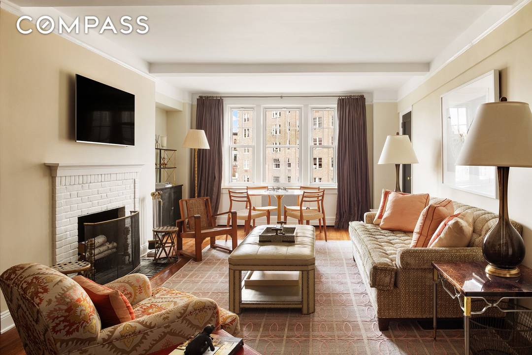 Perfectly located in one of the West Village s most coveted doorman condominiums, this gracious and generously scaled one bedroom offers prewar charm and sophistication, while benefiting from a beautiful ...