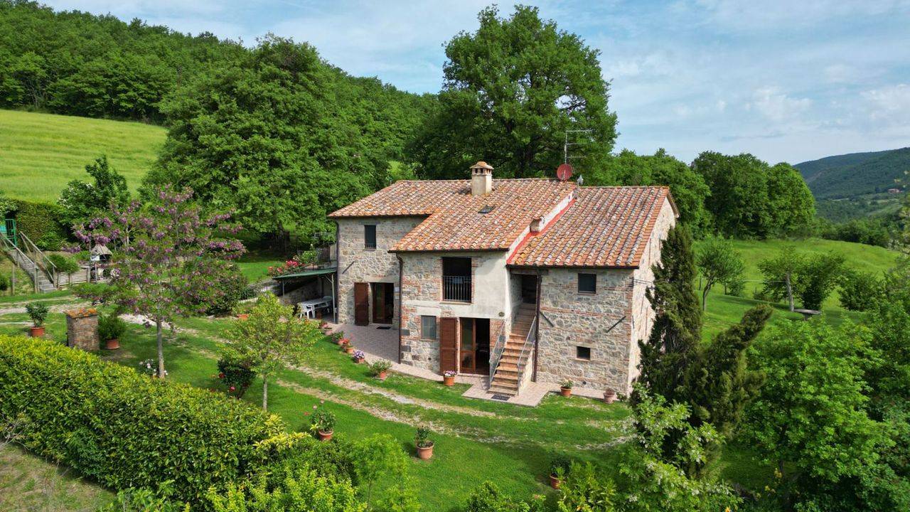 Renovated country house with panoramic views, 32 ha of land and swimming pool for sale in Radicofani, Val d'Orcia.