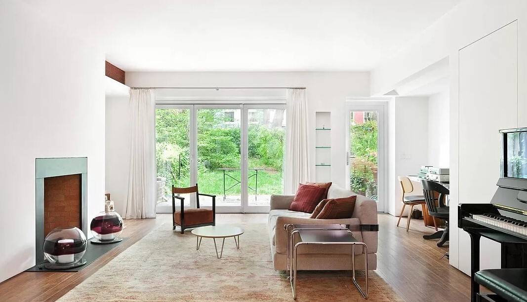 On Sullivan MacDougal Gardens, a private enclave of 20 classic townhouses set onto a central tree lined common garden, 86 MacDougal is beautifully positioned to fully enjoy this scenic retreat ...
