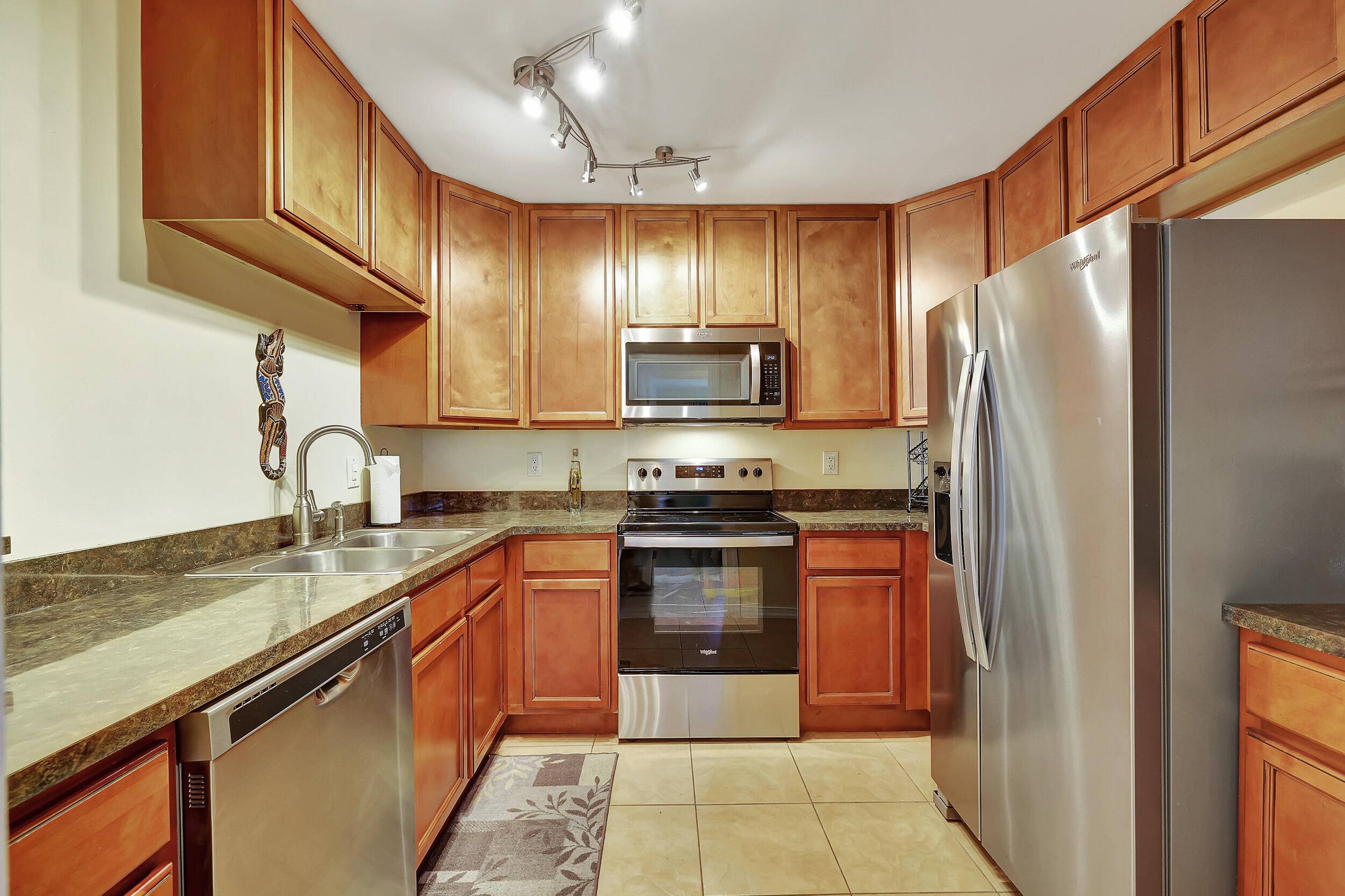 Island House beautifully upgraded 2 2 condo, in a gated community, with pond and fountain views from 3 rooms.