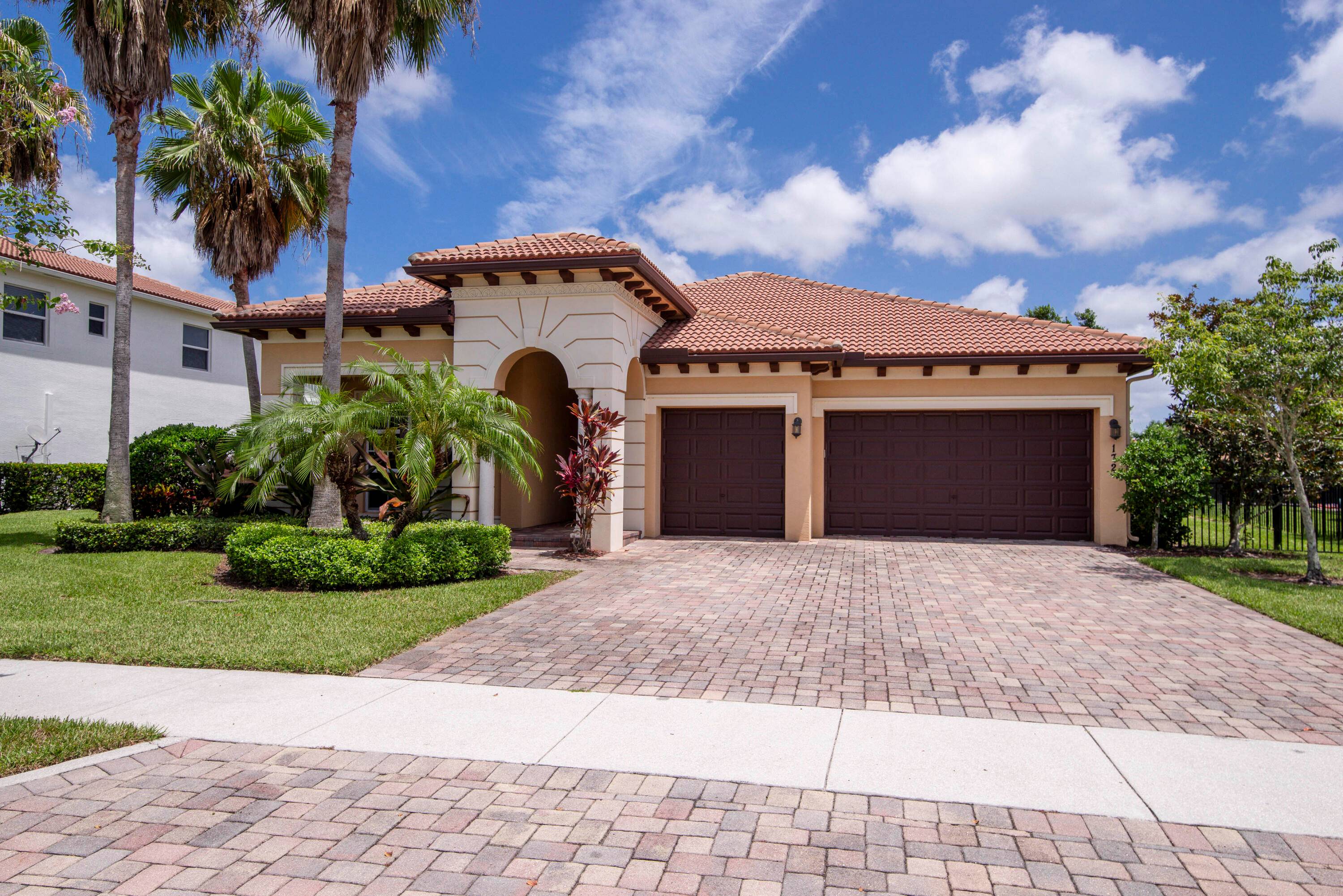 Welcome to this beautifully updated single family home located in the heart of Jupiter, just minutes from top rated schools, shopping, dining, and easy access to the highway.