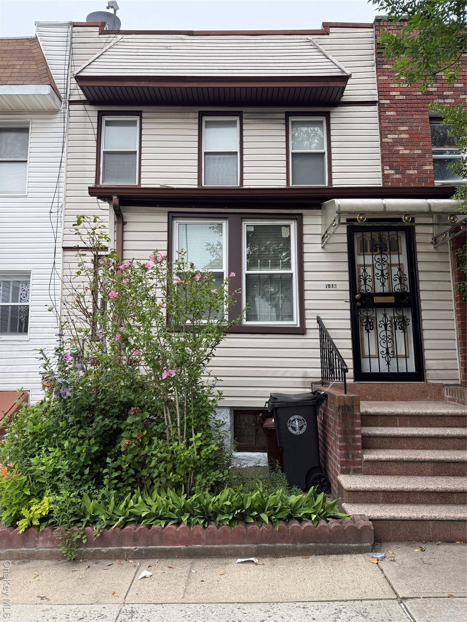 Discover this beautiful single family residence nestled in the vibrant community of Glendale.