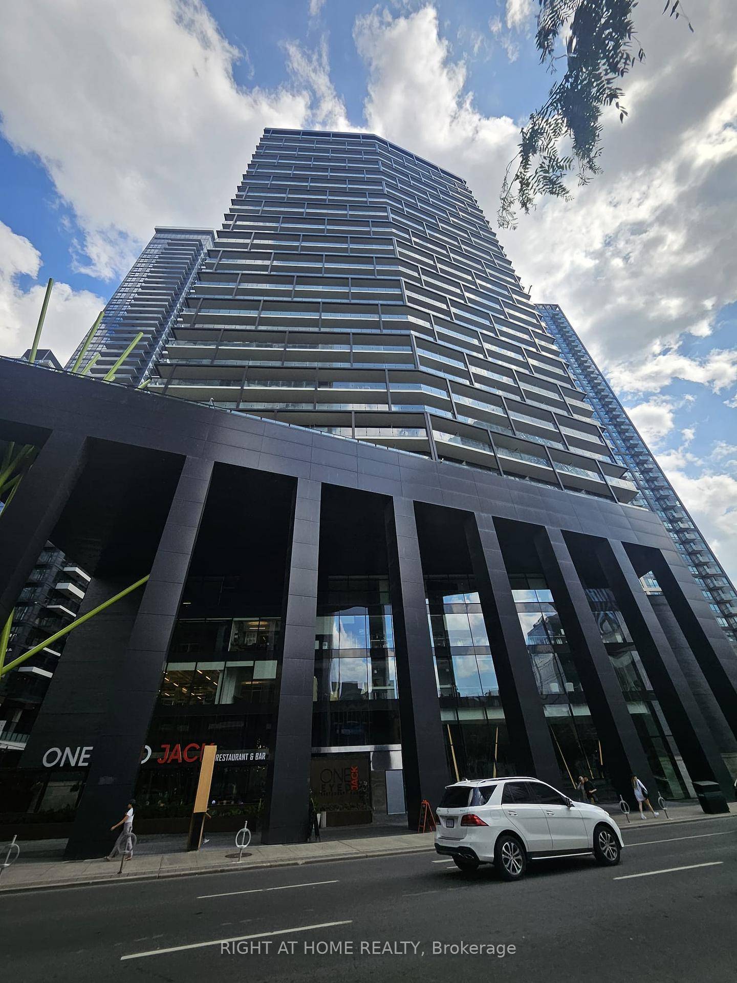 Prime Location, Luxurious Lower Penthouse with breathtaking views in Downtown Toronto !