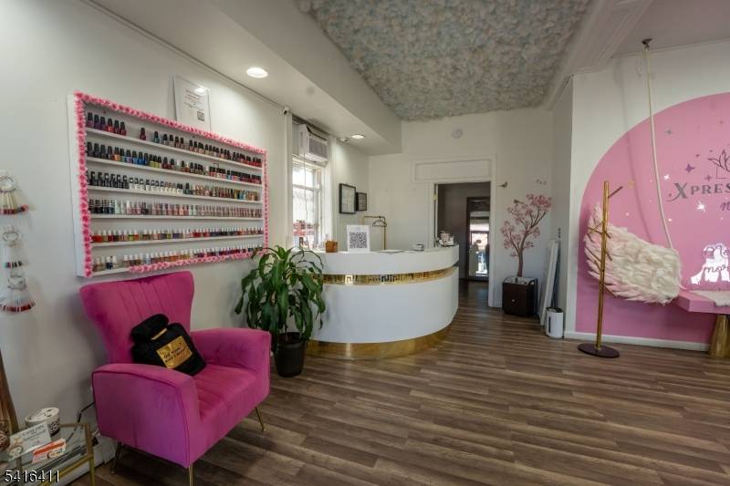 Xpresiones Nail Spa Business for SaleExcellent opportunity to own a fully equipped nail and spa business.