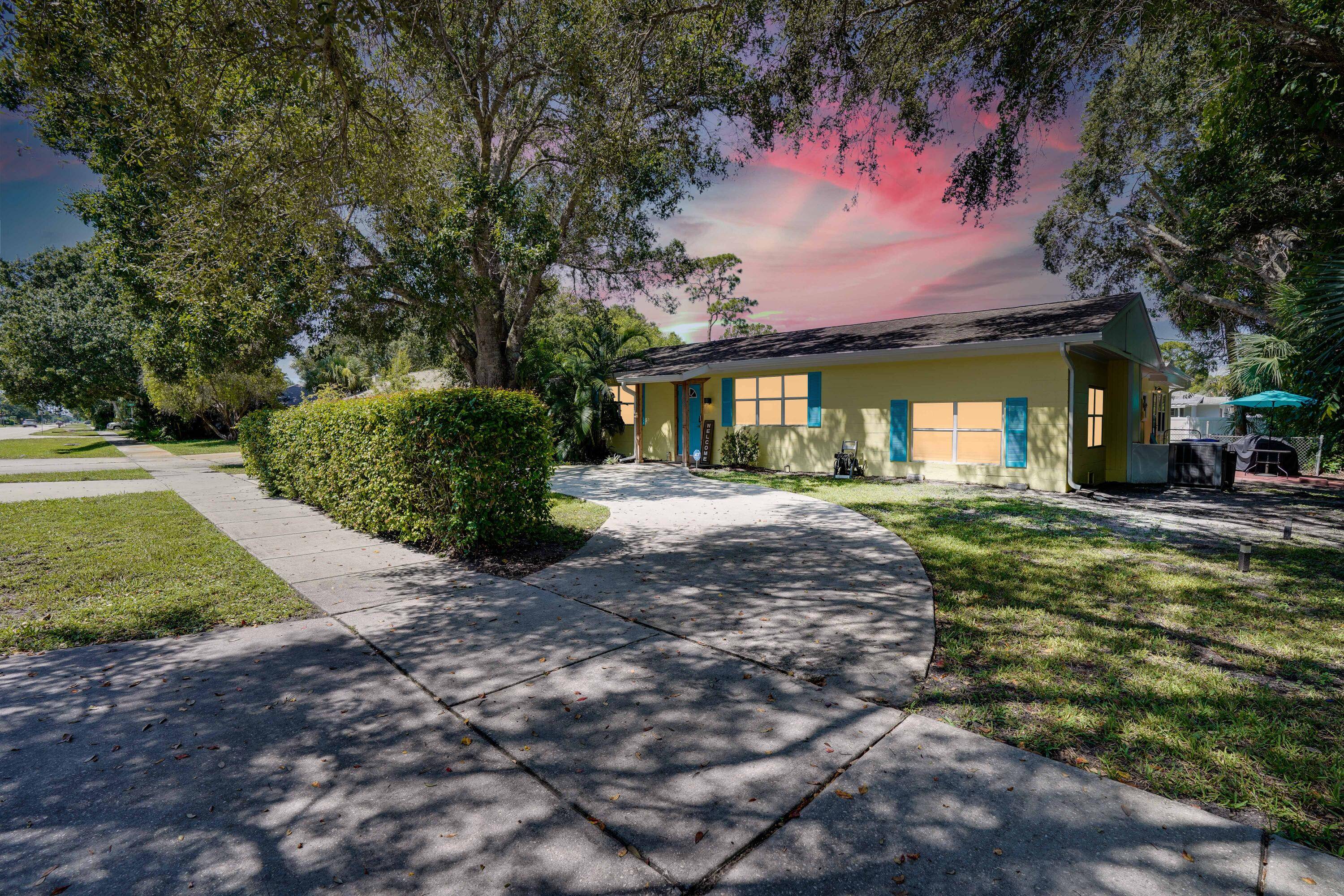 ACT FAST, THIS LUXURIOUS SINGLE FAMILY HOME IN VERO BEACH IS PRICED TO SELL !