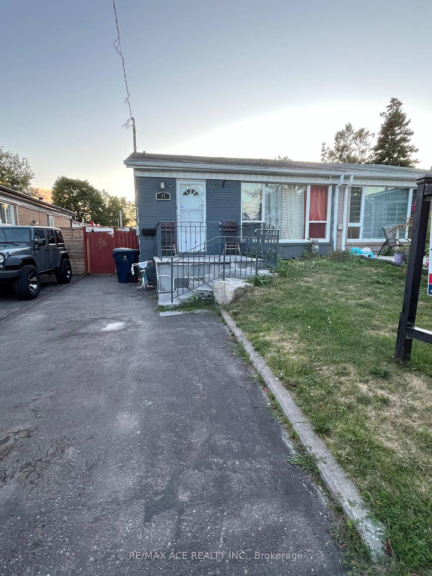 Huddleston Blvd is a wonderful Semi detached house with 4 Bedrooms in a sought after neighborhood near School.