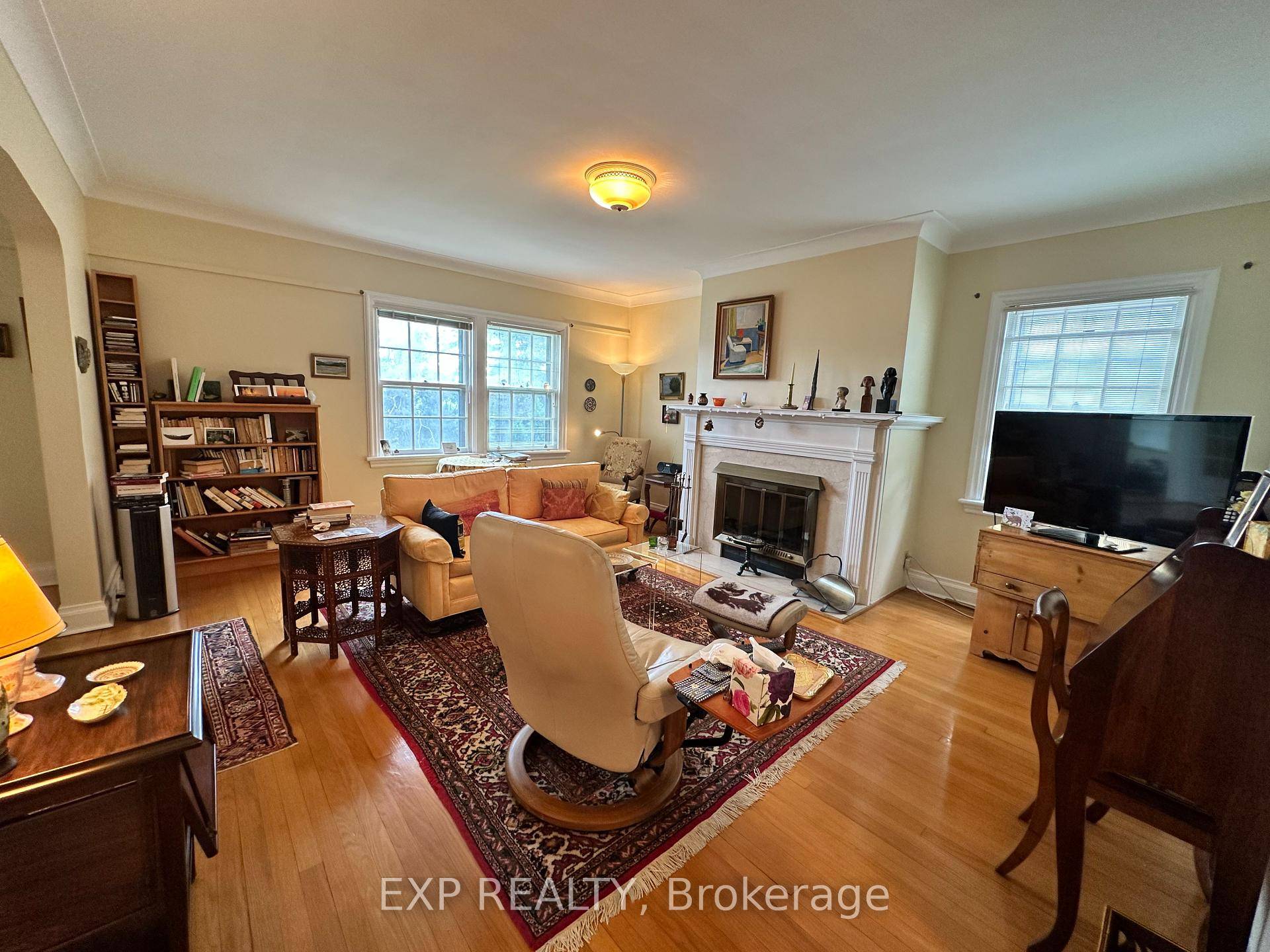 Glebe, Queen Elizabeth Drive, Canal Front, 2BedRoom Sunroom Executive 2nd floor Apt.