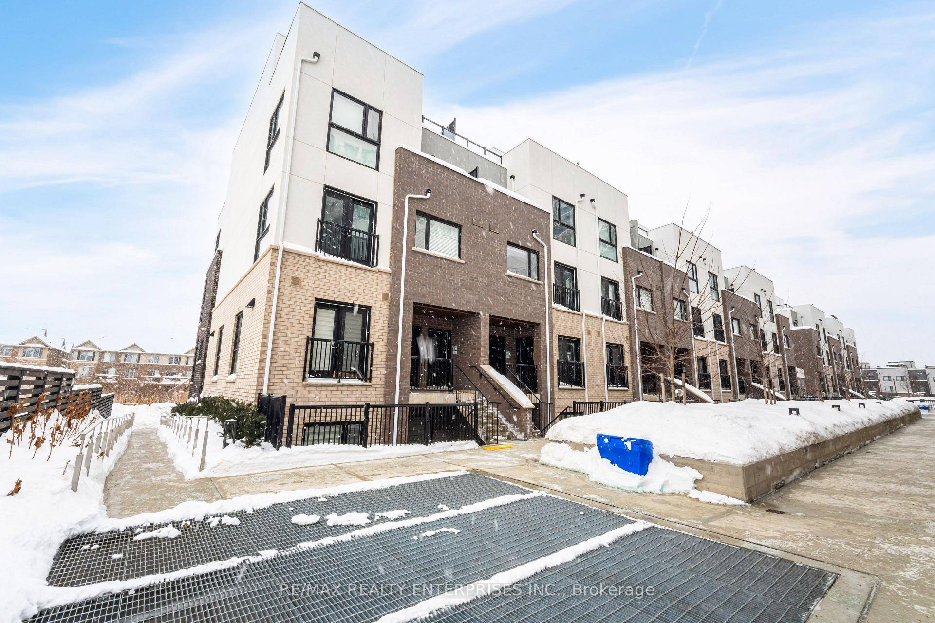 Premium Ravine Facing Townhome with Extra Parking amp ; Luxury Upgrades Welcome to one of the most desirable units in Oakvilles Minto community at Trafalgar amp ; Dundas.