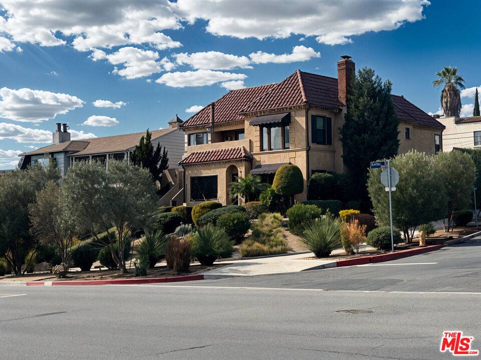 1303 S RIMPAU 3BR La