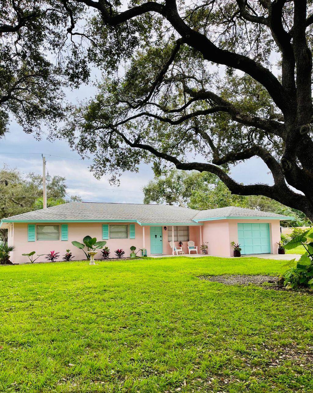Immaculate, fully furnished 3 2 home just 6 minutes to Juno Beach.