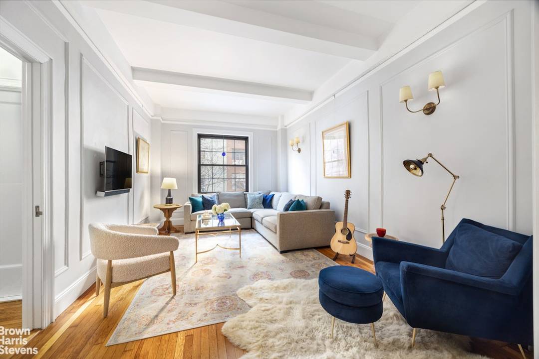 Exquisite Classic Six Co Op in Carnegie Hill Located in the heart of a coveted Manhattan neighborhood, this beautifully renovated Classic Six apartment offers a perfect blend of pre war ...