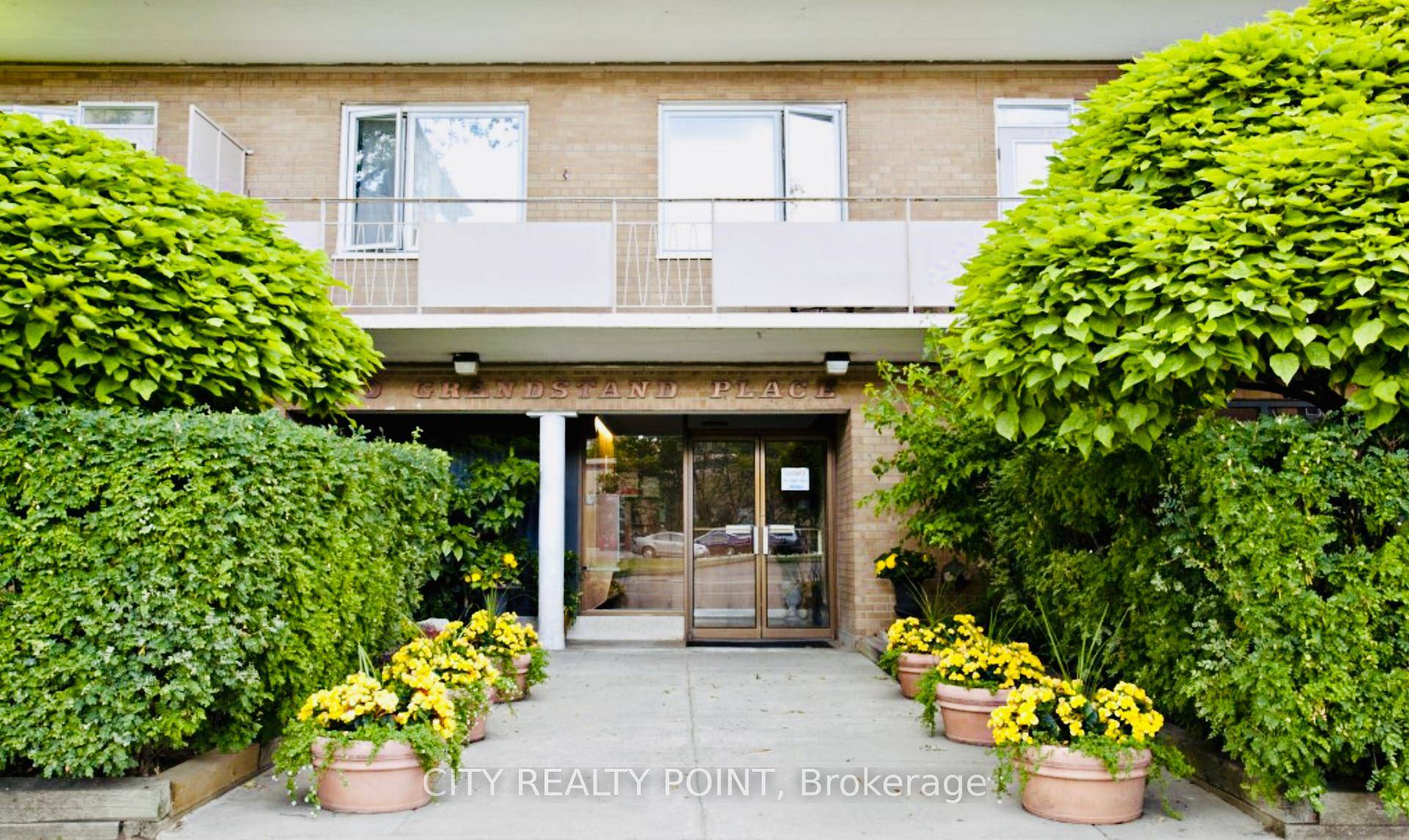 ONE MONTH FREE ! Newly Renovated BRIGHT and Spotless STUDIO Apartment in a NICE Quiet Family Friendly Building.