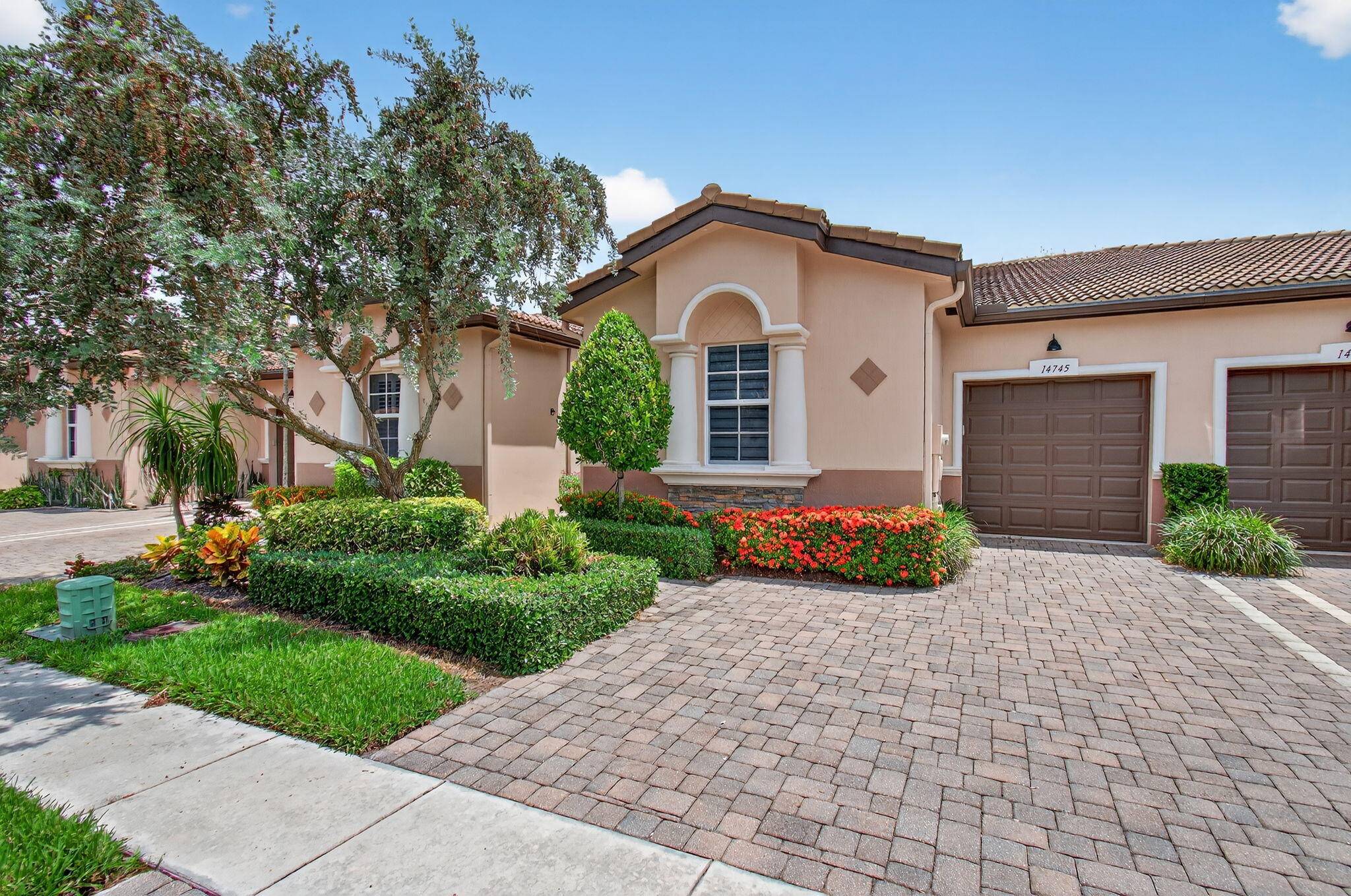 Experience a tasteful blend of comfort and elegance at the 14745 Via Porta property located in the esteemed Villaggio Reserve community in Delray Beach, FL.