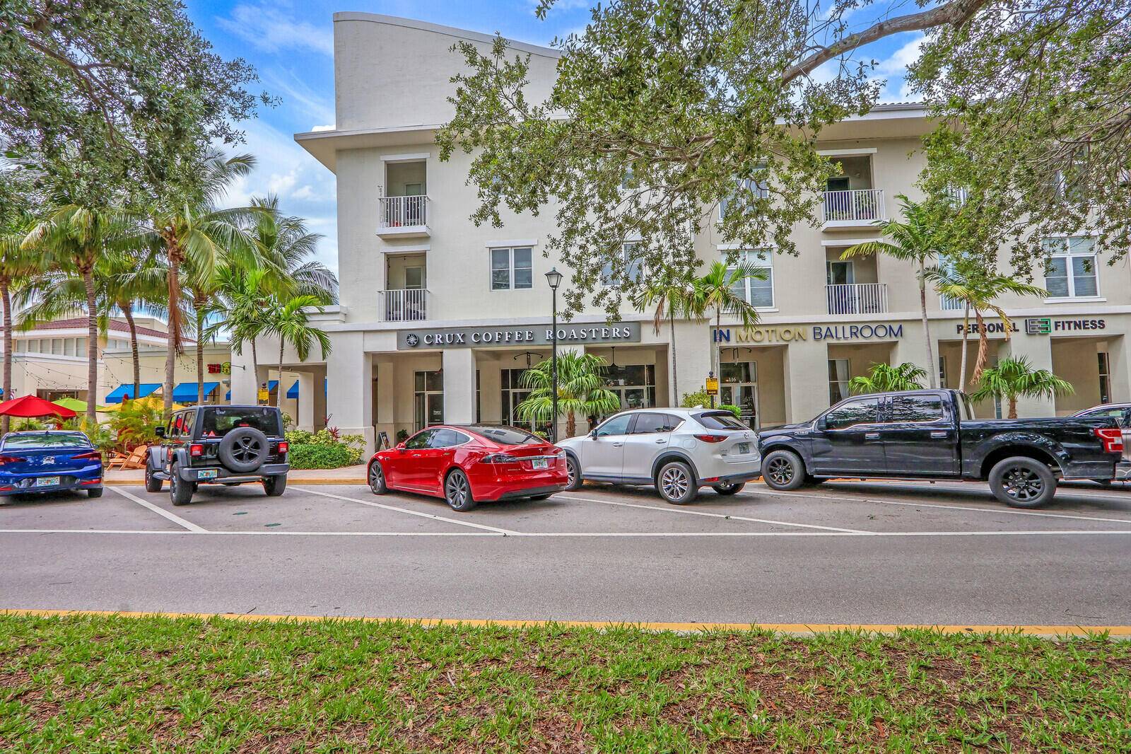 This 2 bedroom condo is located in the Village at Abacoa directly above the coffee shop and only steps from restaurants, shops, and entertainment.