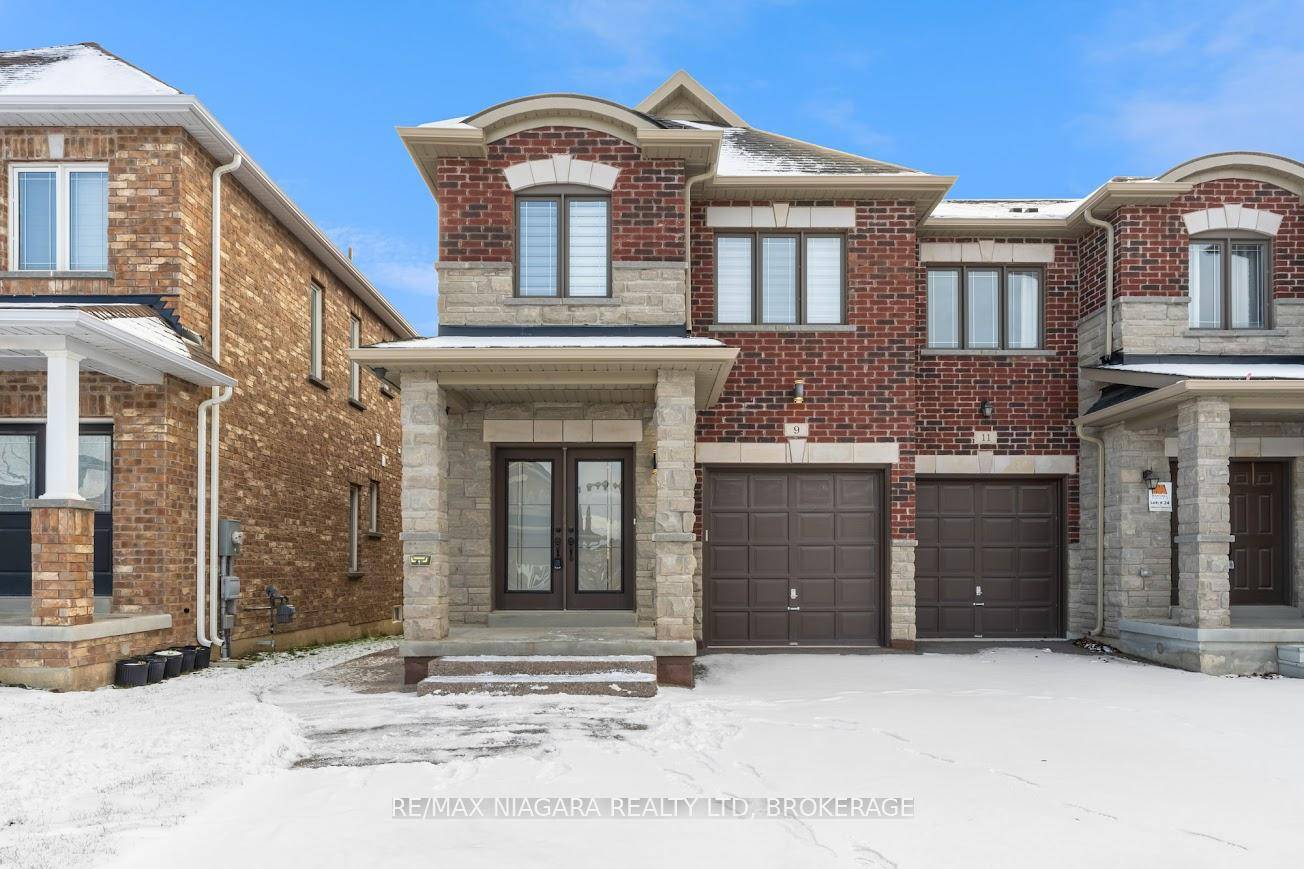 Stunning 3 Bedroom Townhome with Elegant Finishes !