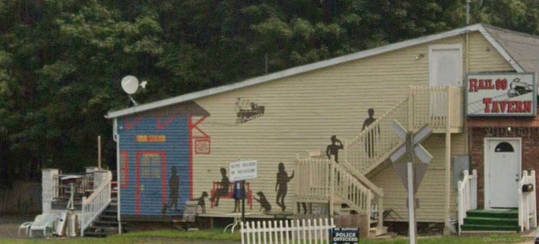 Rail 99 is a family owned tavern sports bar offering lunch and dinner, weekly specials, live entertainment, and an outdoor patio.