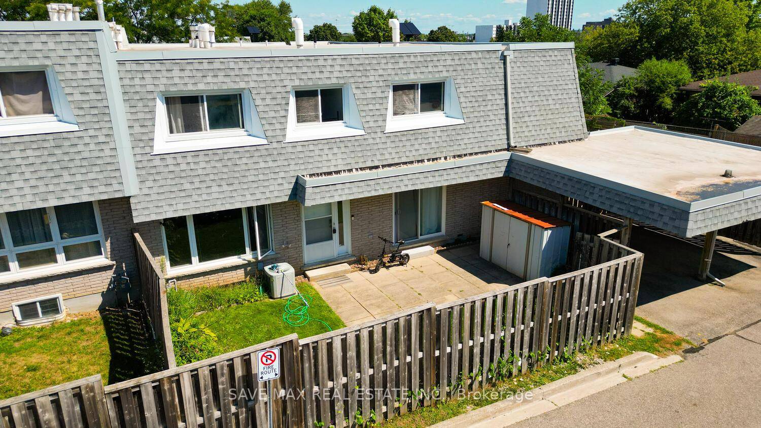 Beautifully Maintained and Spacious 3 1 Bedroom Condo Townhouse in Laurentian Hills !